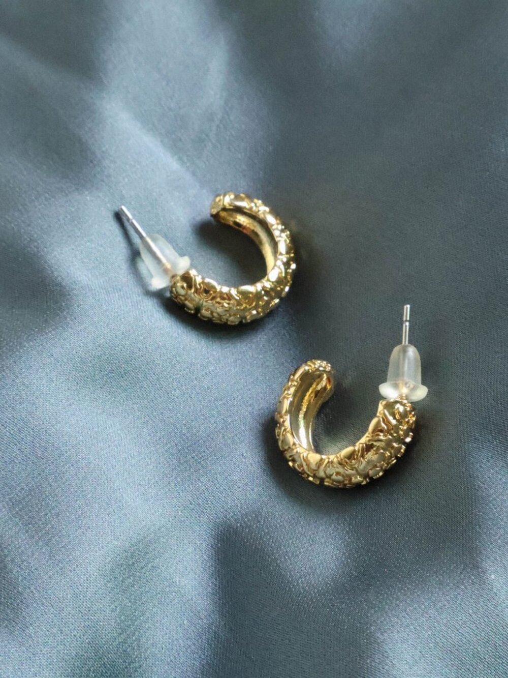 Kendra Scott Harper Gold Huggie Earrings - Picture 2 of 2